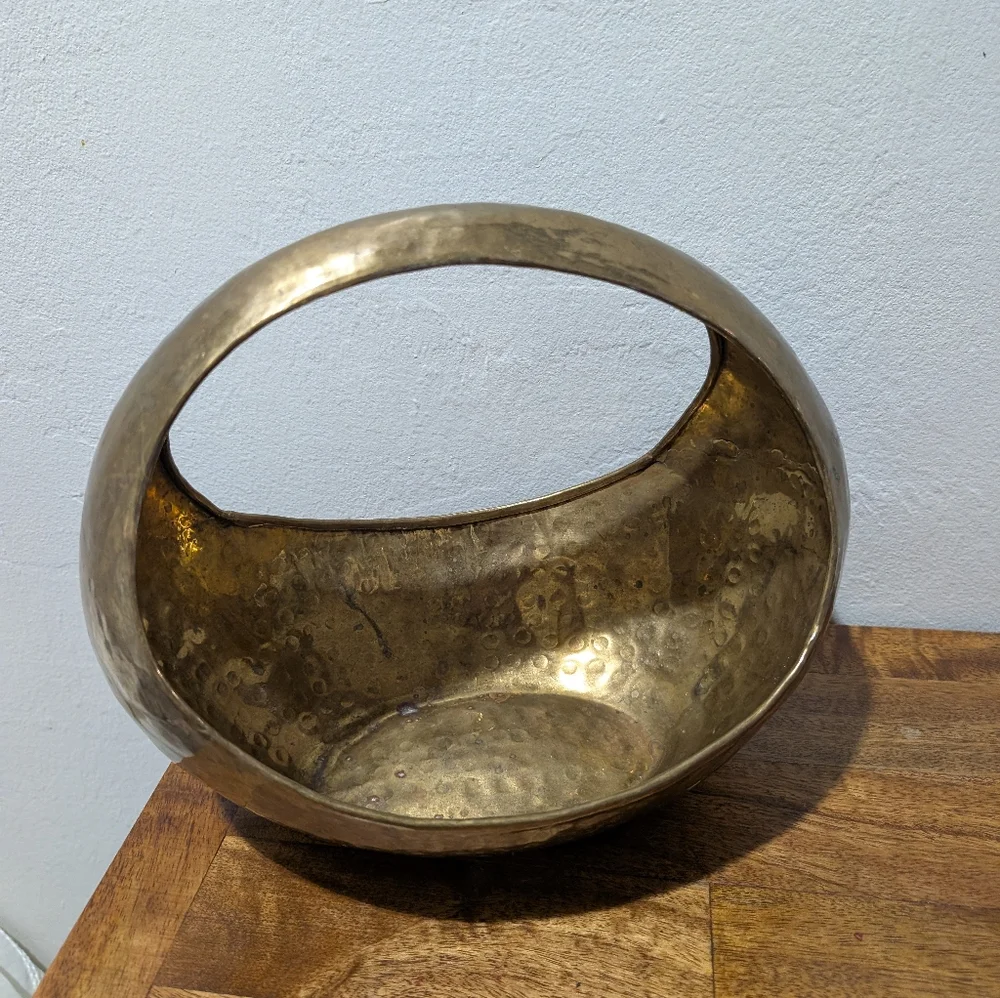Vtg Mid Century Brutalist Hand Hammered Forged Solid Brass Handled Basket MCM‎